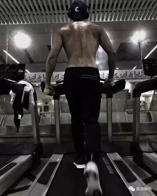 陈伟霆肌肉杨洋奶奶灰王俊凯自拍已被帅晕