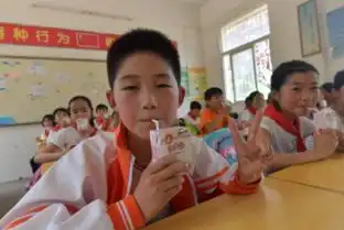 蒙牛营养普惠走进汤池镇品质牛奶助力少年强