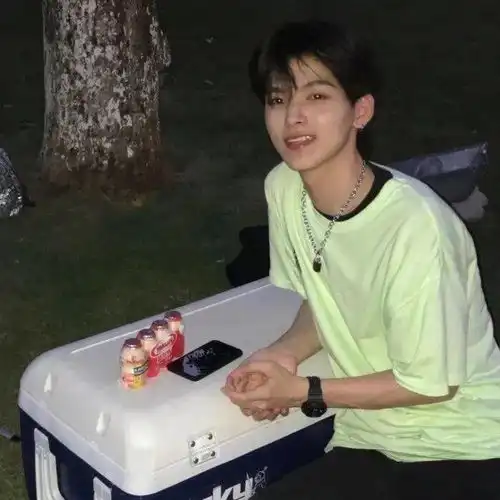 系列头像只要每天喜欢的人不一样失恋就追不上我