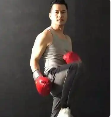 65岁吕良伟,年龄对于他来说只是数字,爱健身的男人确实有魅力