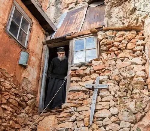 悬崖峭壁上生活的上千名僧人,有的一辈子从未下过山
