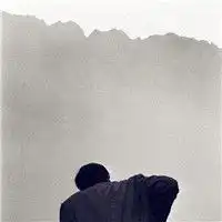 灰色伤感男生黑白背影,一个人看海是孤独的