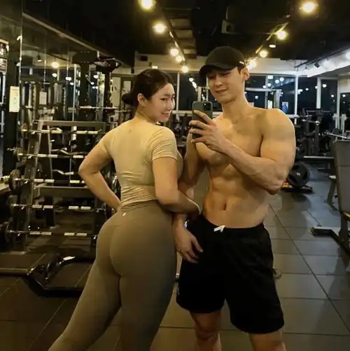 42岁阿姨似20岁少女,好身材迷倒小男友1招摆脱中年油腻