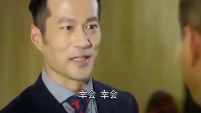 主播向男子介绍男友,男子一看竟然是总裁,总裁马上向他使眼神