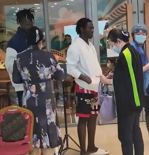 浙江俩外籍男子逛商场,不戴口罩就往里进,被现场人员气场震慑