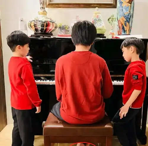 林志颖罕晒大儿子近照,12岁kimi成矜贵钢琴王子,双胞胎弟弟超黏人