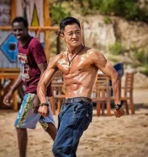 看着显瘦,脱衣有肉的男明星,张一山深藏不露,蒋劲夫让人羡慕健身