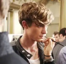 求qq欧美男生头像穿着朴素的不要怪异发型,也不要什么作秀姿势,半身照就行