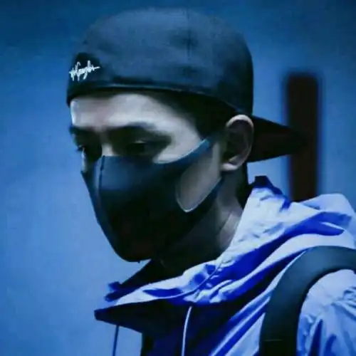 胡歌头像,穿着蓝色衣服,带耳机,戴着鸭舌帽,口罩