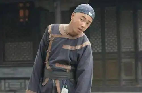 徐峥公园遛弯被偶遇嘴角一圈胡茬太扎眼,双手插兜身形臃肿