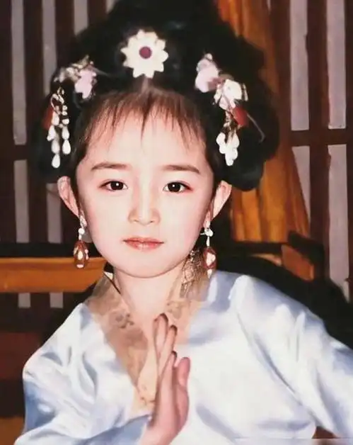 成龙17年前拍电动车广告,旁边那位小配角,如今已火成一线大咖