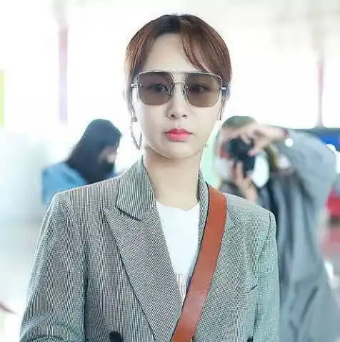 高清镜头下的杨紫,皮肤苍白,五官肿胀,网友原谅秦俊杰了