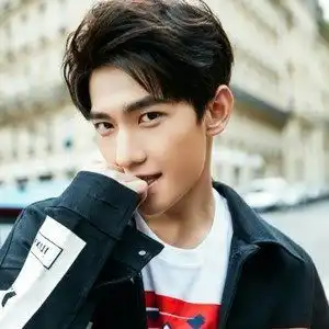 杨洋迪丽热巴新戏校服路透曝光,男帅女美青春气息浓厚很像高中生