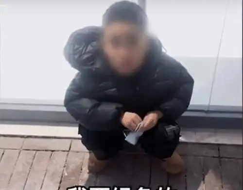 男孩相中一顶绿色帽子被母亲拒绝,称长大有的是绿帽子戴