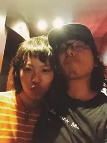 窦靖童与男友人搂肩卖萌无视新恋情传言关系很铁