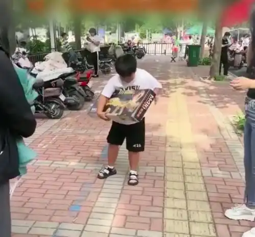 河北邢台一妈妈陪12岁儿子去奔现