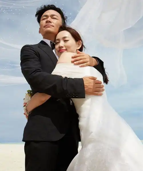 王宝强近照曝光,波浪卷胡子邋遢又黑又瘦,面对镜头状态不错