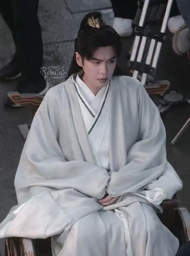 庆余年2新路透,张若昀坐姿霸气十足,男神范十足