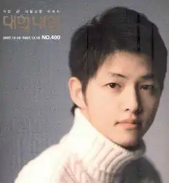 太阳的后裔宋仲基童年裙装可爱照曝光组图