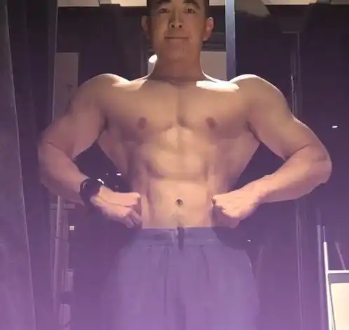 身材非常标准的肌肉型男,相机记录下身材变化,增肌过程很励志