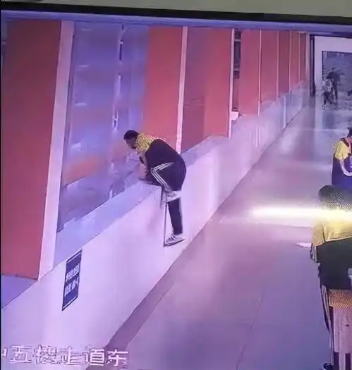 湖北14岁初中生打扑克,被妈妈怒扇2耳光,在学校跳楼自杀