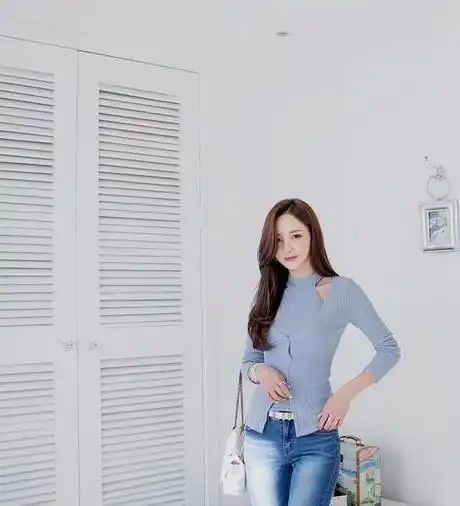 成熟优雅的牛仔裤美女,尽显时尚大气的女神范,成为众人的焦点