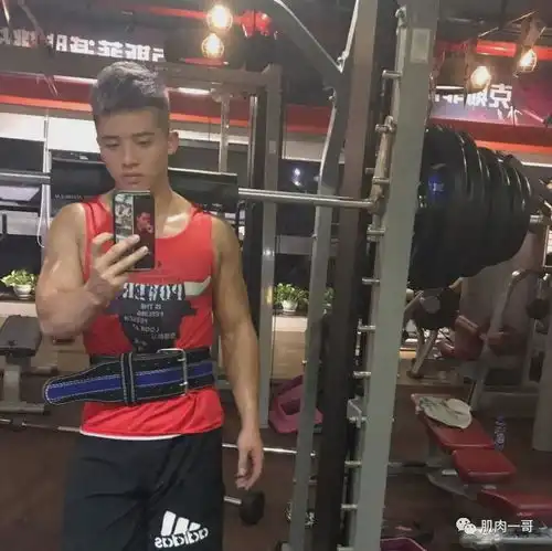 他是墨立方御用男模,大鼻子肌肉太可了