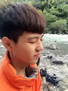我是男生,脸长,下巴是圆的,带眼镜,以前都是剪平头或圆头,我写在厌倦这种发型了,有没有好的发型推荐