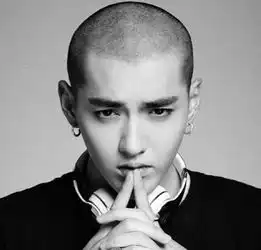 组图吴亦凡引领新发型hold住菠萝头轻松驾驭各种风格