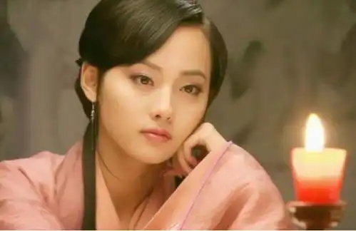 古装剧里女星双手托腮有多美赵丽颖唐嫣关晓彤你更喜欢谁