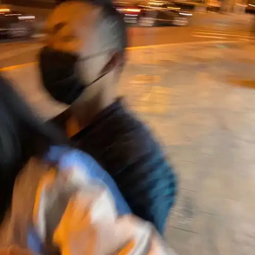 北京警方28岁男子昨晚在国贸强行搂抱女子,已刑拘