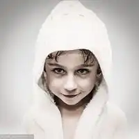 可爱假笑男孩头像欧美假笑男孩带字头像