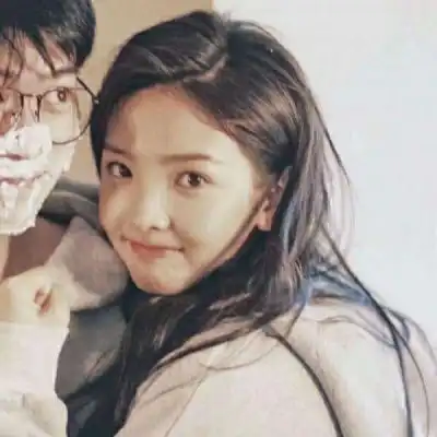 真人情侣头像两张情侣头像男女一起一人一半