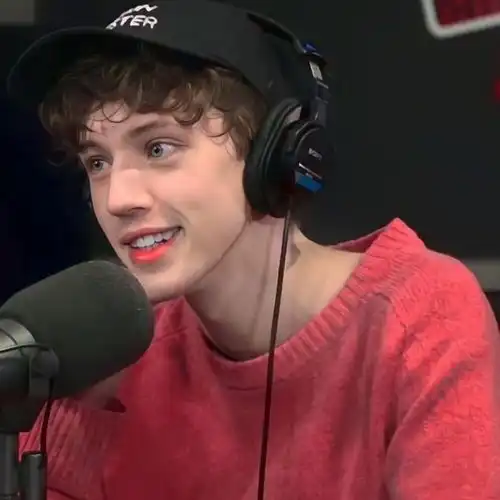 头像阳光帅气的男生头像