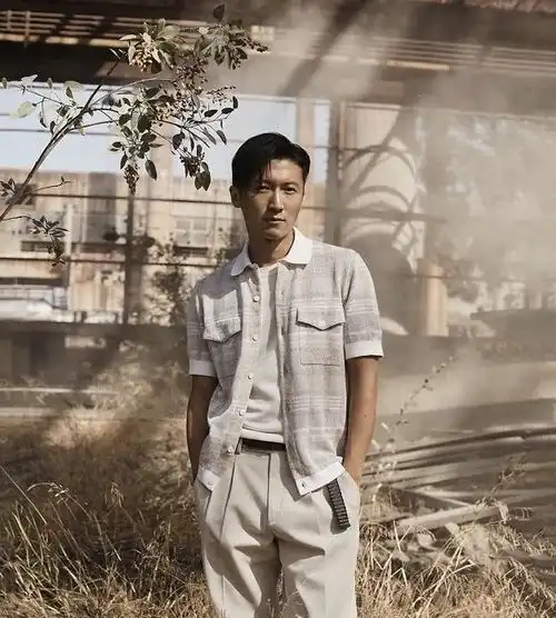 谢霆锋不再叛逆39岁穿西装登封面温文尔雅,是理想中的男友模样