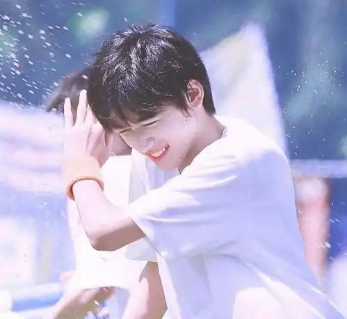 17岁宋亚轩被称神,晒出一组写真照,网友直呼撕漫男