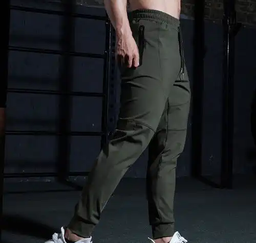 成熟型男喜欢的红色健身t恤,加上深色健身裤,这也太帅了