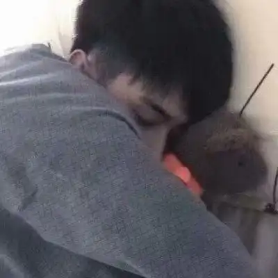 男生头像真人侧脸图片我们的感情不隔夜