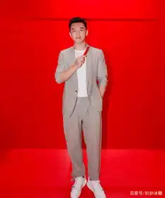 郑恺终于晒帅照了,一身灰色西装尽显总裁范,配小白鞋攻气十足