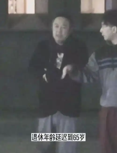 张铁林聚会饮酒作乐吞云吐雾似老烟枪,网友简直素质差