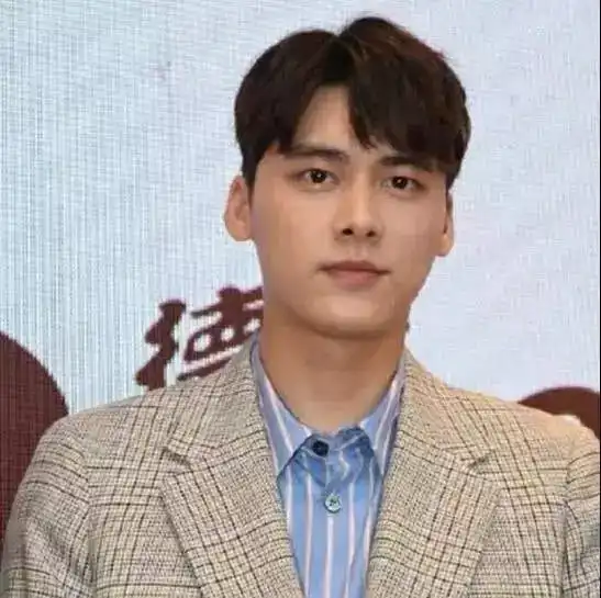 李易峰为新戏疯狂健身,腿细到女生都自愧不如