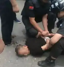 事发孝感,一男子持刀抢劫银行并挟持一人现场视频曝光