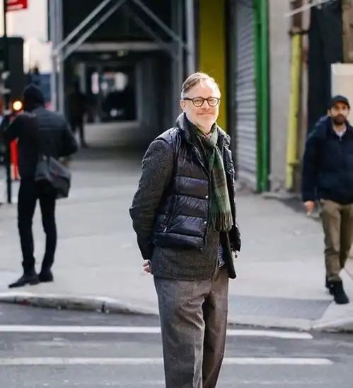 男人到了中年怎么穿看看这位时尚大叔,年过50这样穿很显品位