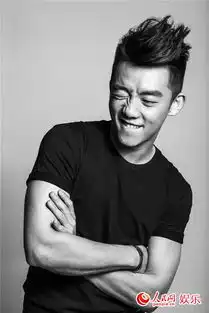 郑恺黑白大片曝光鬼马表情四连拍展真实自我