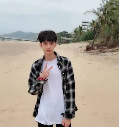 高二男学生因一张照片帅出圈,了解后不少网友脱粉滤镜破碎了