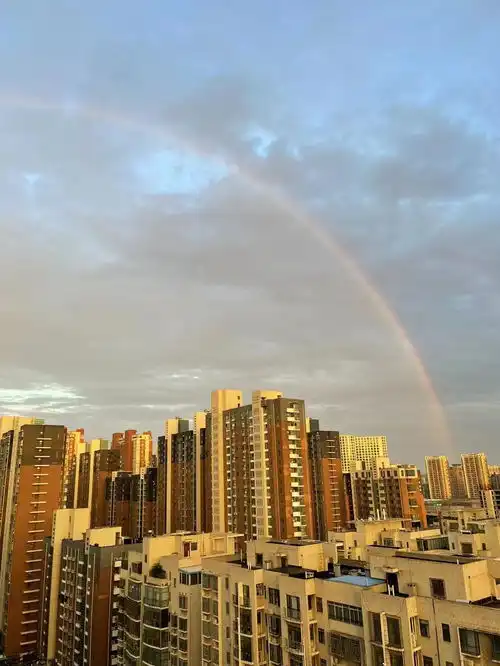 郑州上空出现两道彩虹双份彩虹,双倍幸运