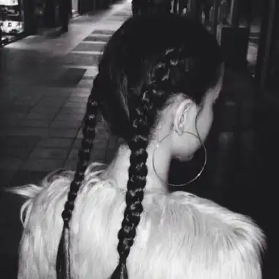 侧脸黑白女头像高冷网图女生孤独伤感头像