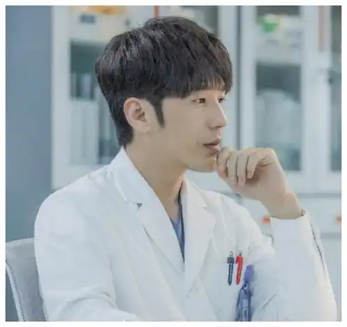 穿白大褂的样子,宋威龙帅气,刘宇宁清秀,看到鹿晗清秀的感觉