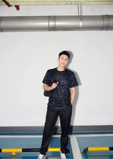 黄景瑜印花体恤难掩男神范,西装霸气十足,可盐可甜的精致boy