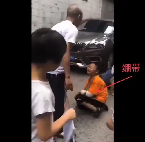 妈妈被扯头发拽倒,小男孩护母心切跪地大哭求放过叔叔,求求你